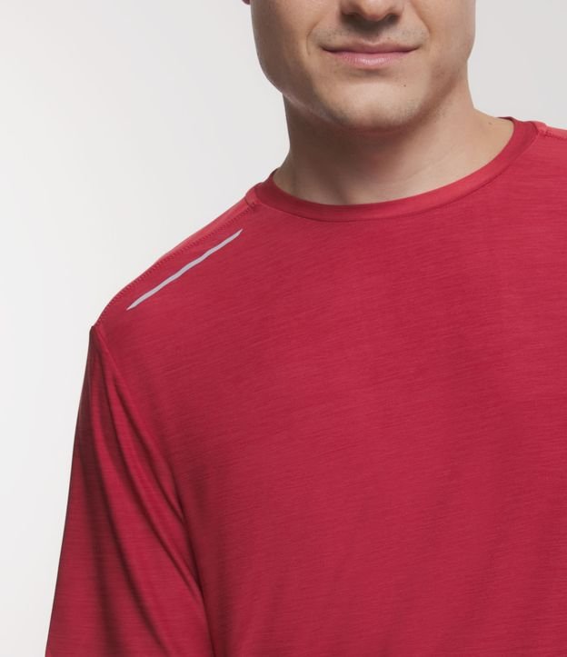 Camiseta Esportiva Básica em Dry Fit com Detalhes Refletivos Rosa Escuro 4