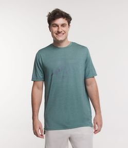 Camiseta Esportiva Dry Fit com Estampa de Escritos Refletivos