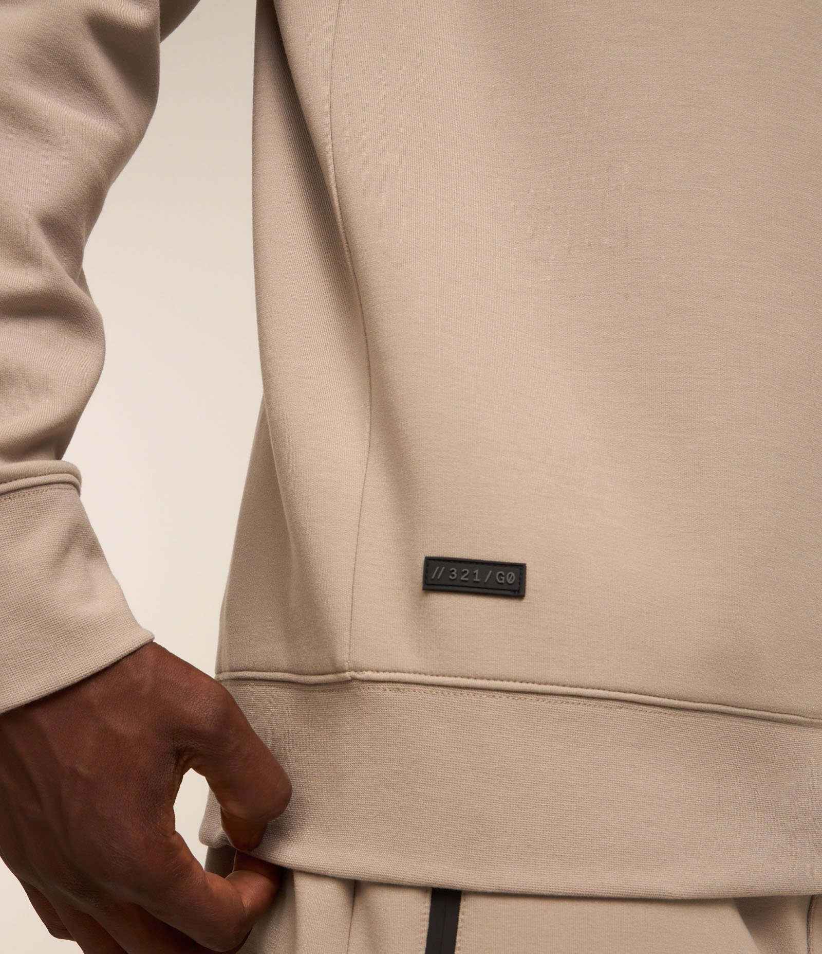 Casaco Fechado Esportivo com Punho Ajustado e Etiqueta Aplicada Bege Acinzentado 3