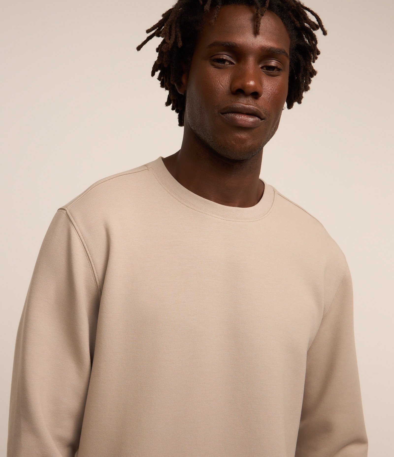 Casaco Fechado Esportivo com Punho Ajustado e Etiqueta Aplicada Bege Acinzentado 4