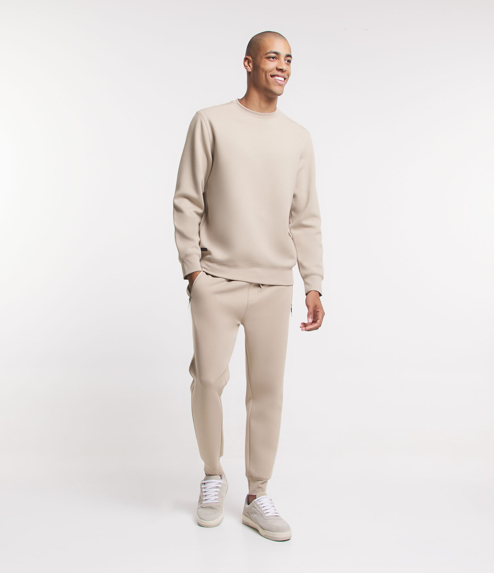 Calça Jogger Esportiva em Moletom Tecnológico Bege 1