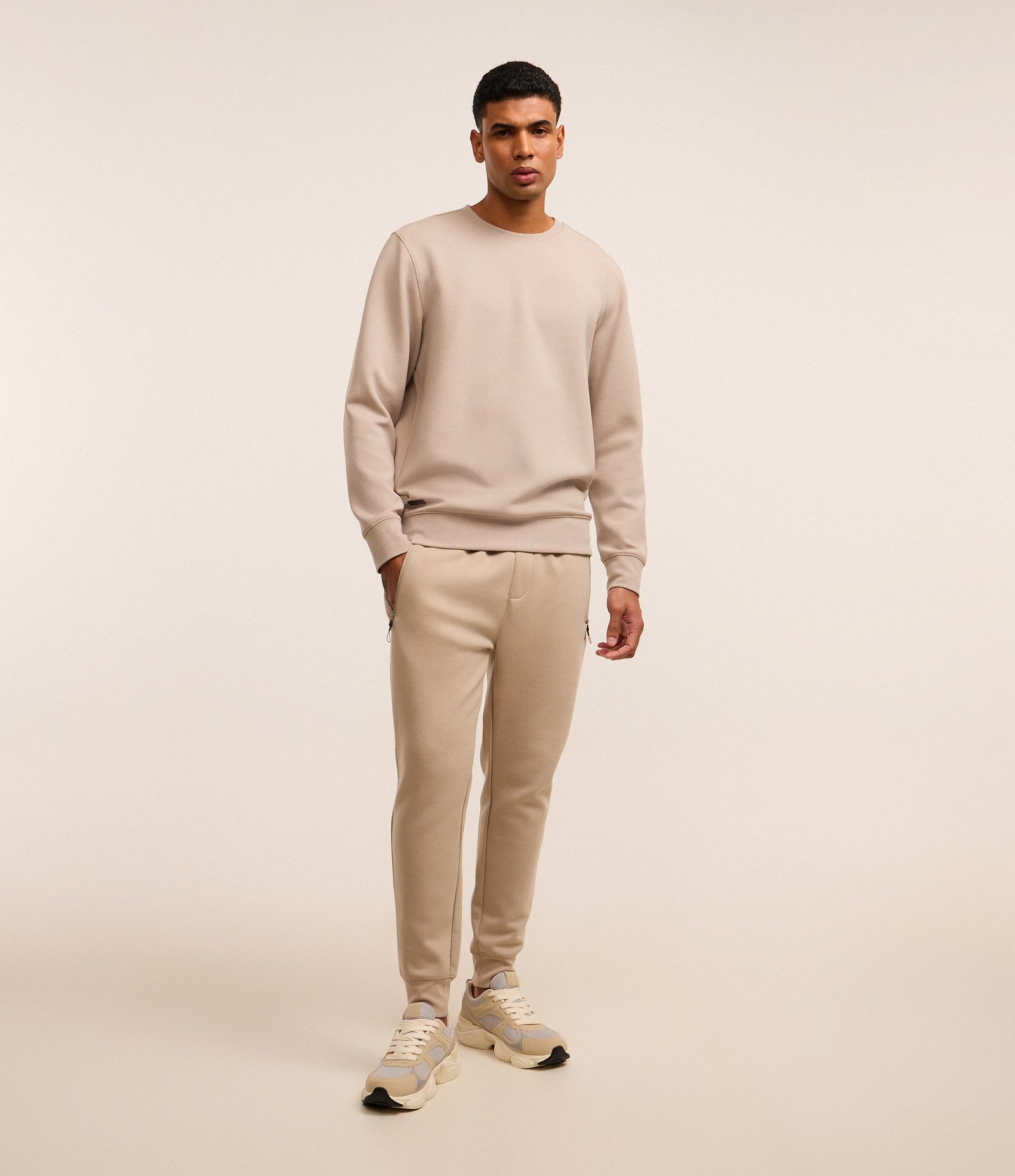 Calça Jogger Esportiva em Moletom Tecnológico Bege 1