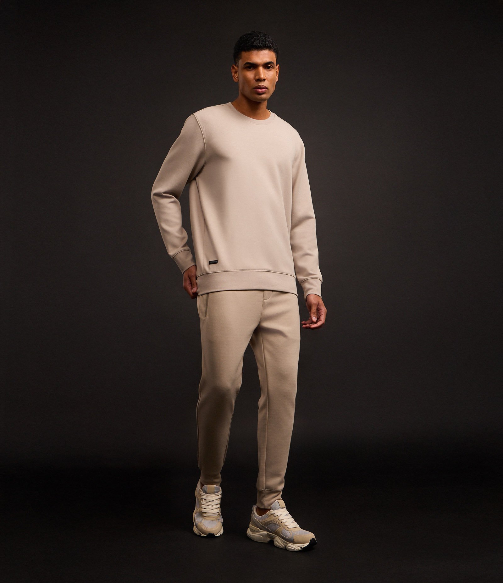 Calça Jogger Esportiva em Moletom Tecnológico Bege 3