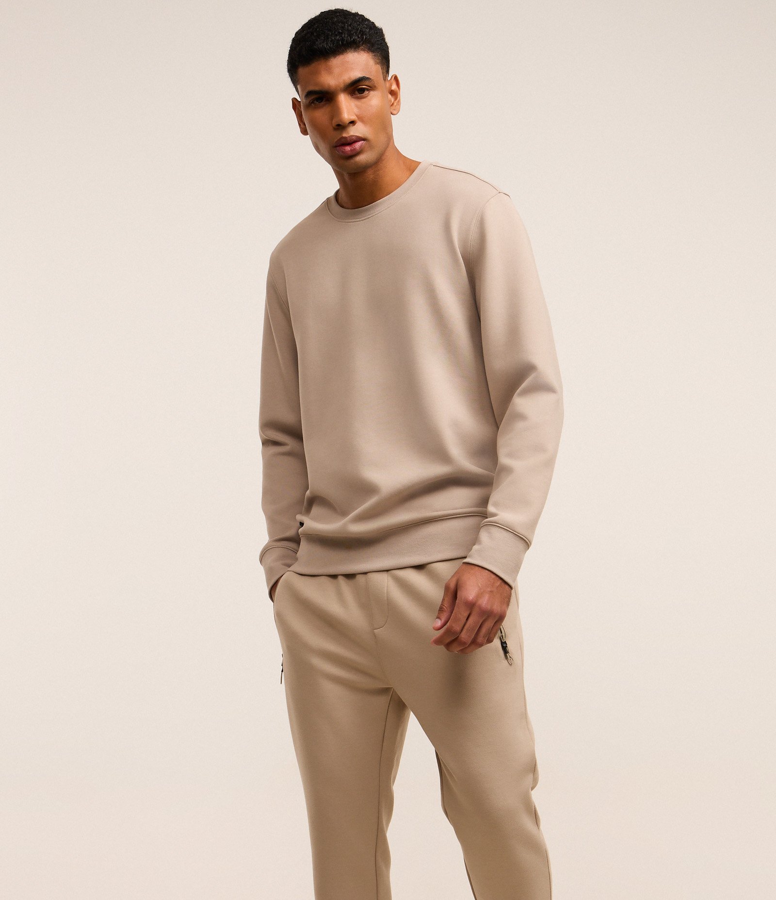 Calça Jogger Esportiva em Moletom Tecnológico Bege 4