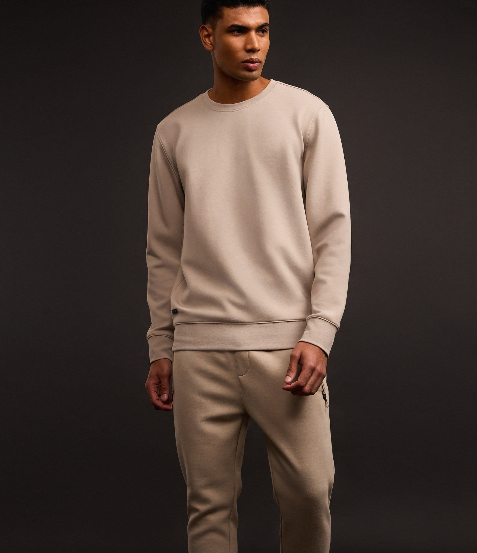 Calça Jogger Esportiva em Moletom Tecnológico Bege 6