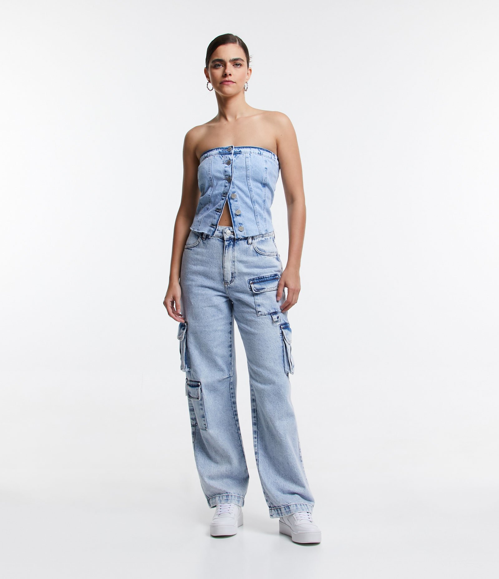 Blusa Tomara que Caia em Jeans com Abotoamento e Lastex Azul 2