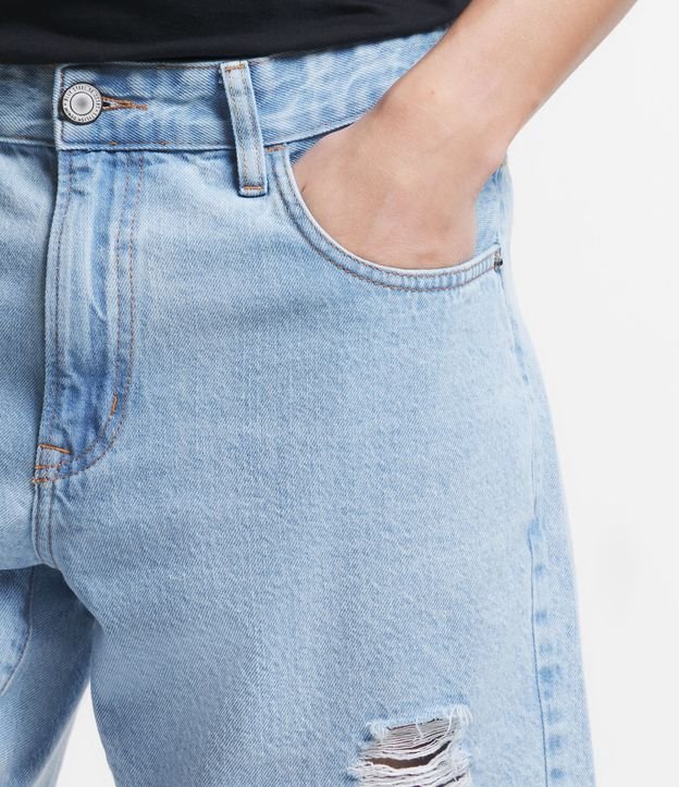 Bermuda Slim Jeans com Puídos e Barra a Fio Azul Claro 4