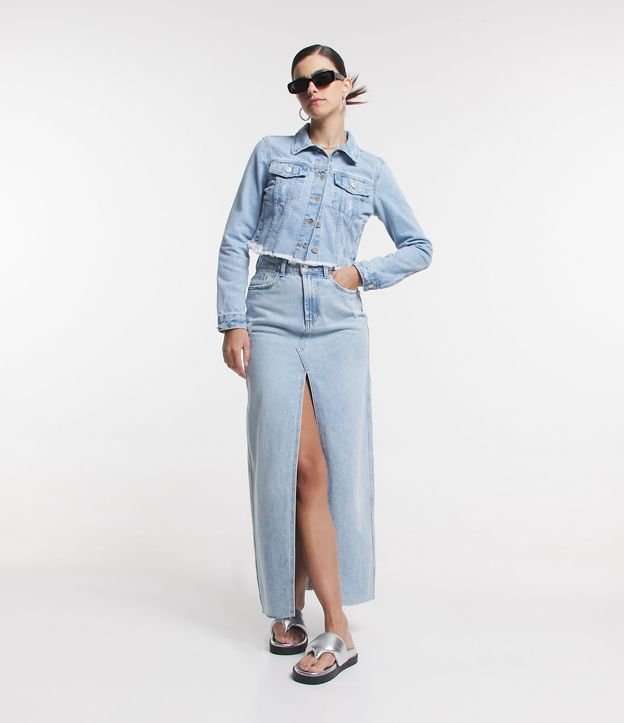 Saia Longa Jeans com Fenda Frontal e Puídos na Altura do Quadril Azul Claro 1