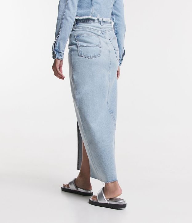 Saia Longa Jeans com Fenda Frontal e Puídos na Altura do Quadril Azul Claro 3