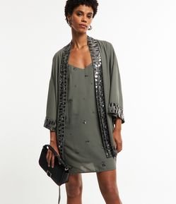 Kimono em Tecido Acetinado com Amarração na Cintura e Bordado Paetê