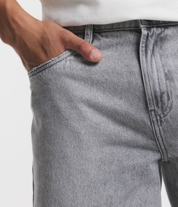 Bermuda Reta Loose Jeans com Puídos no Bolso Cinza 4