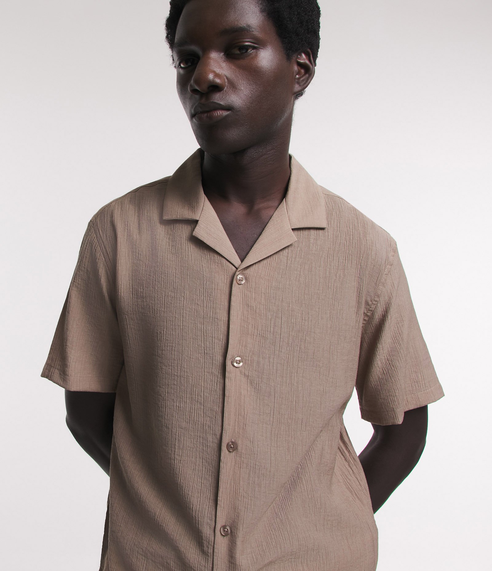 Camisa Boxy Texturizada com Gola Bowling Bege 4