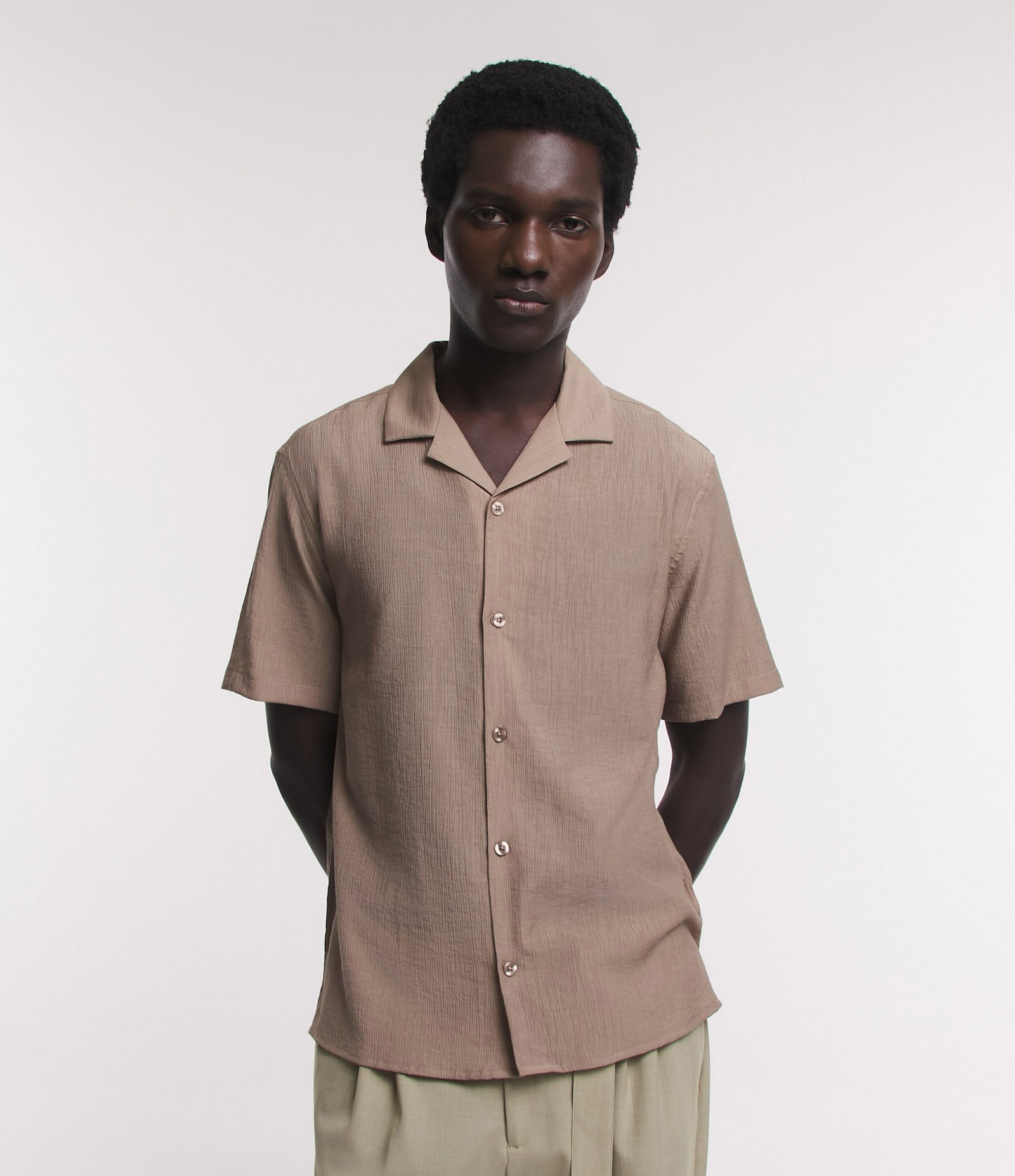 Camisa Boxy Texturizada com Gola Bowling Bege 7