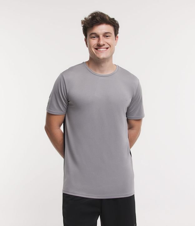 Camiseta Esportiva em Dry Fit com Textura e Recorte Contrastante Cinza 1