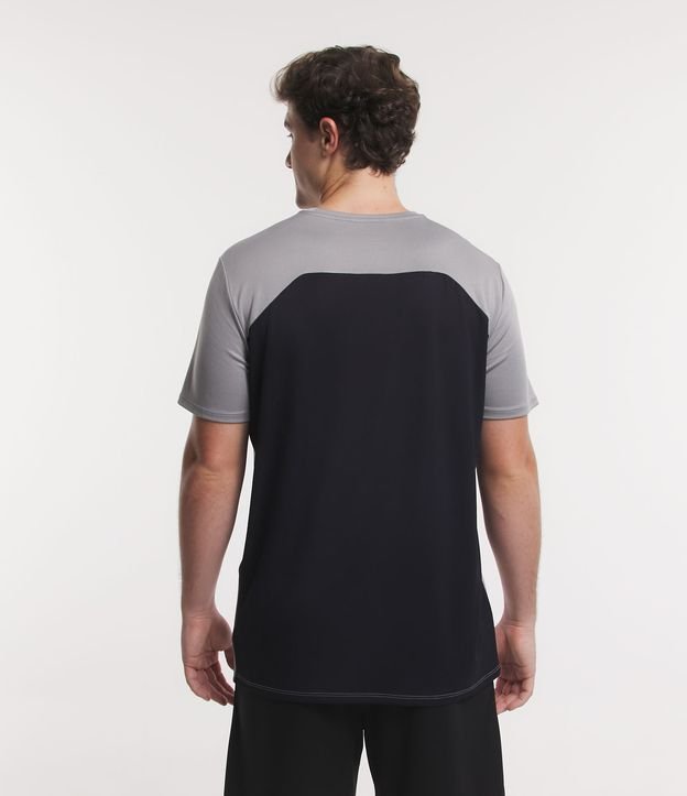 Camiseta Esportiva em Dry Fit com Textura e Recorte Contrastante Cinza 3