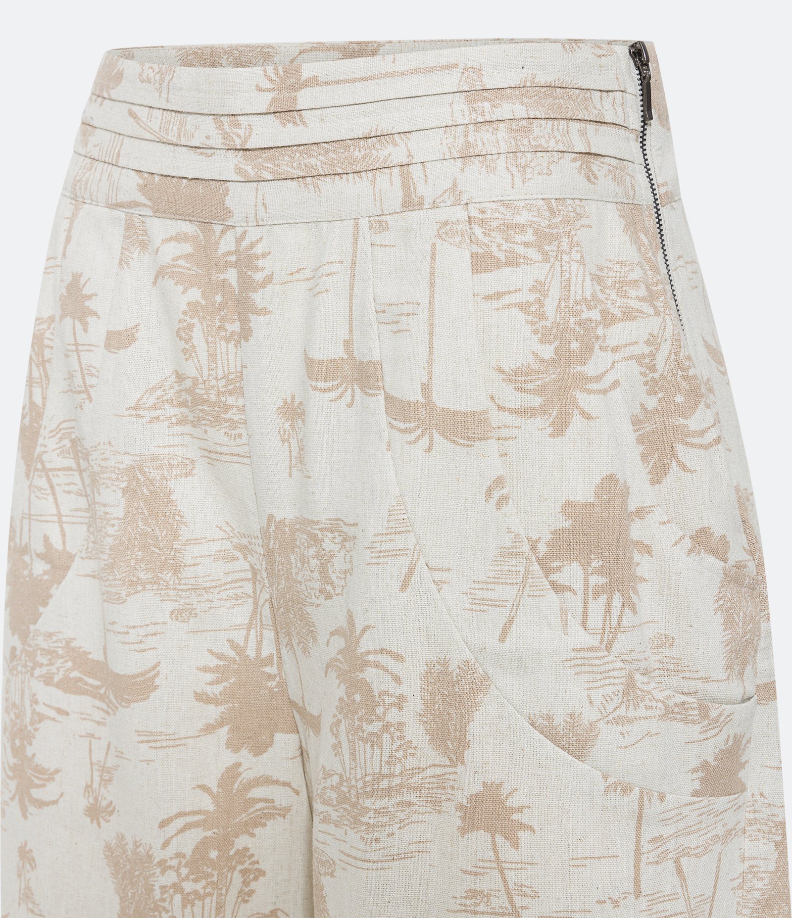 Short Cintura Média em Viscolinho com Coqueiros Estampados Bege 6