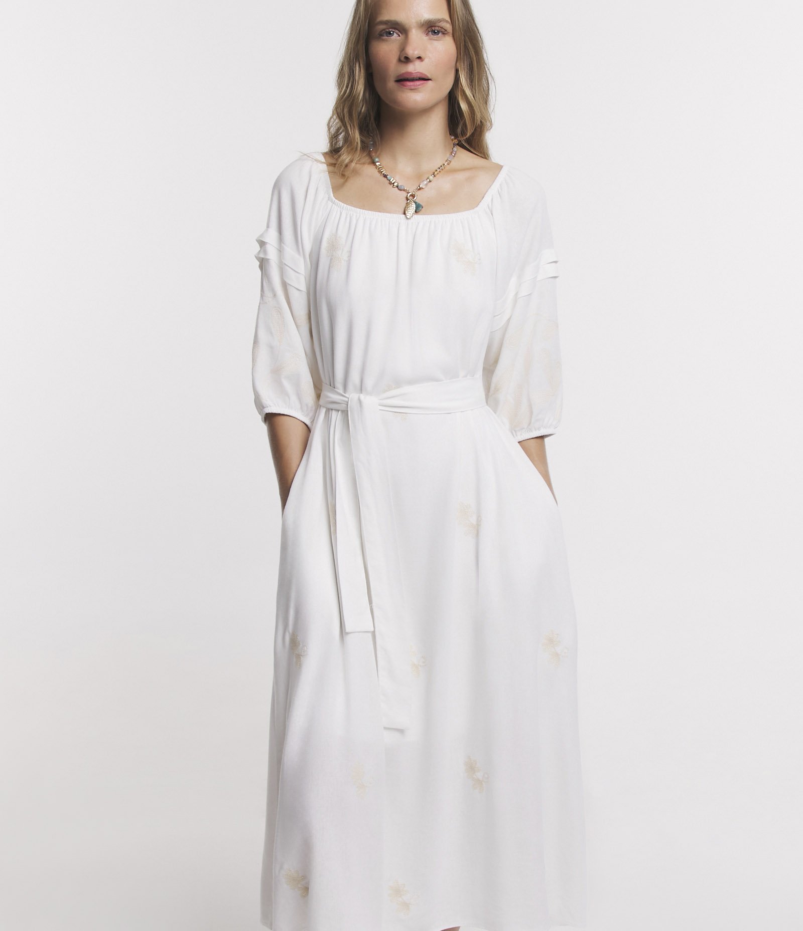 Vestido Midi Ombro a Ombro em Linho com Amarração e Bordados Off White 7