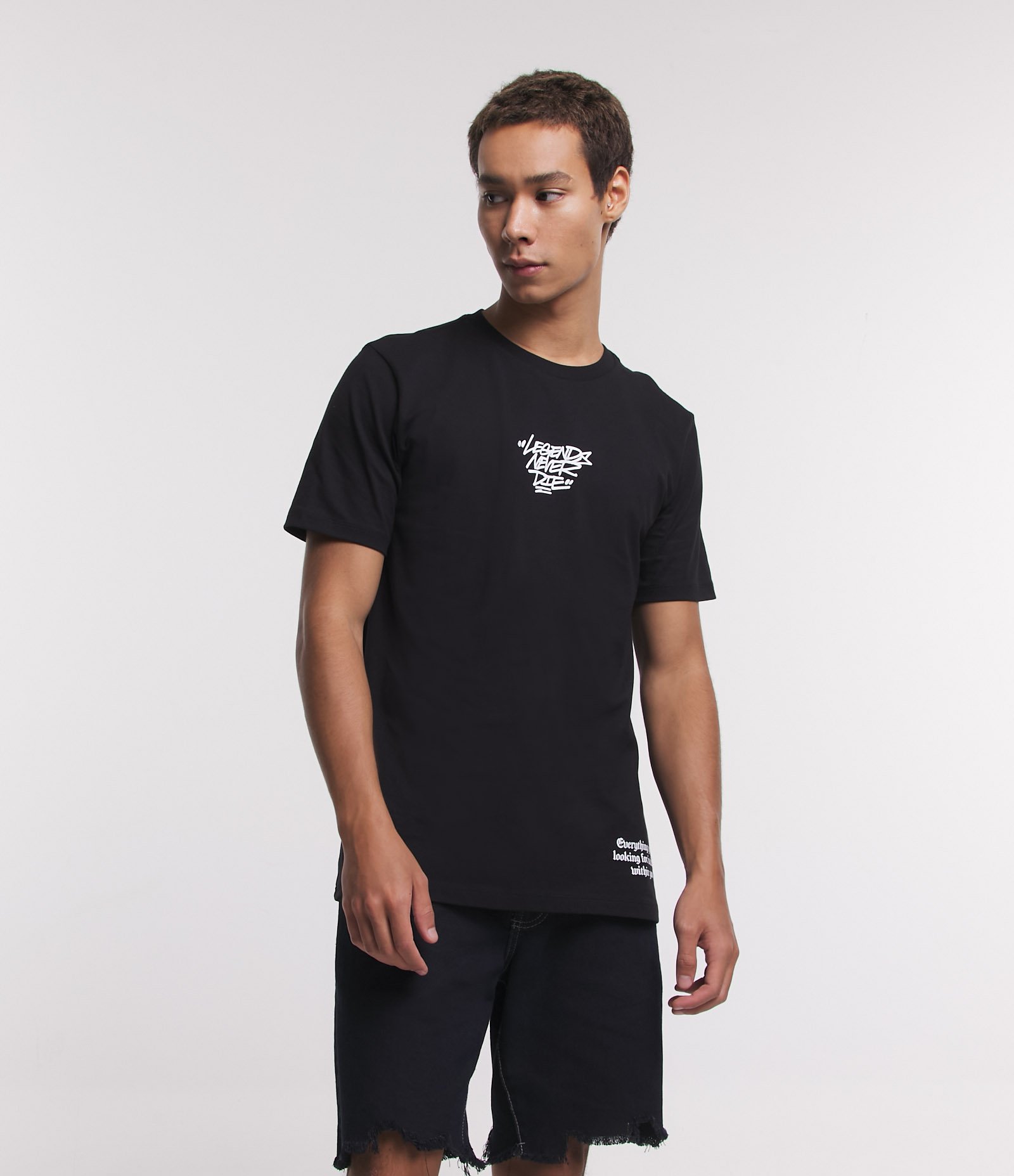 Camiseta Regular em Meia Malha com Lettering Deslocado Legends Never Die Preto 1