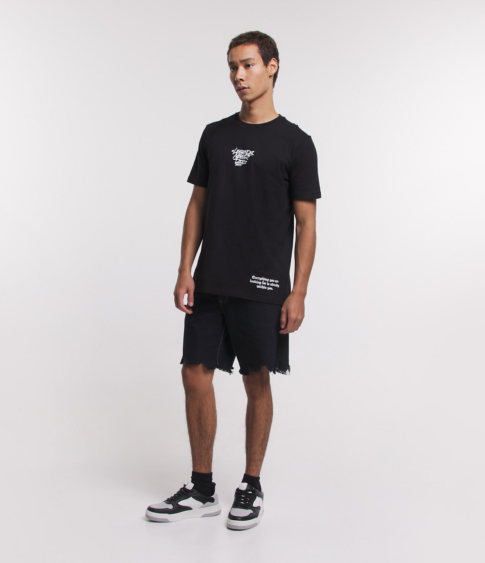 Camiseta Regular em Meia Malha com Lettering Deslocado Legends Never Die Preto 2