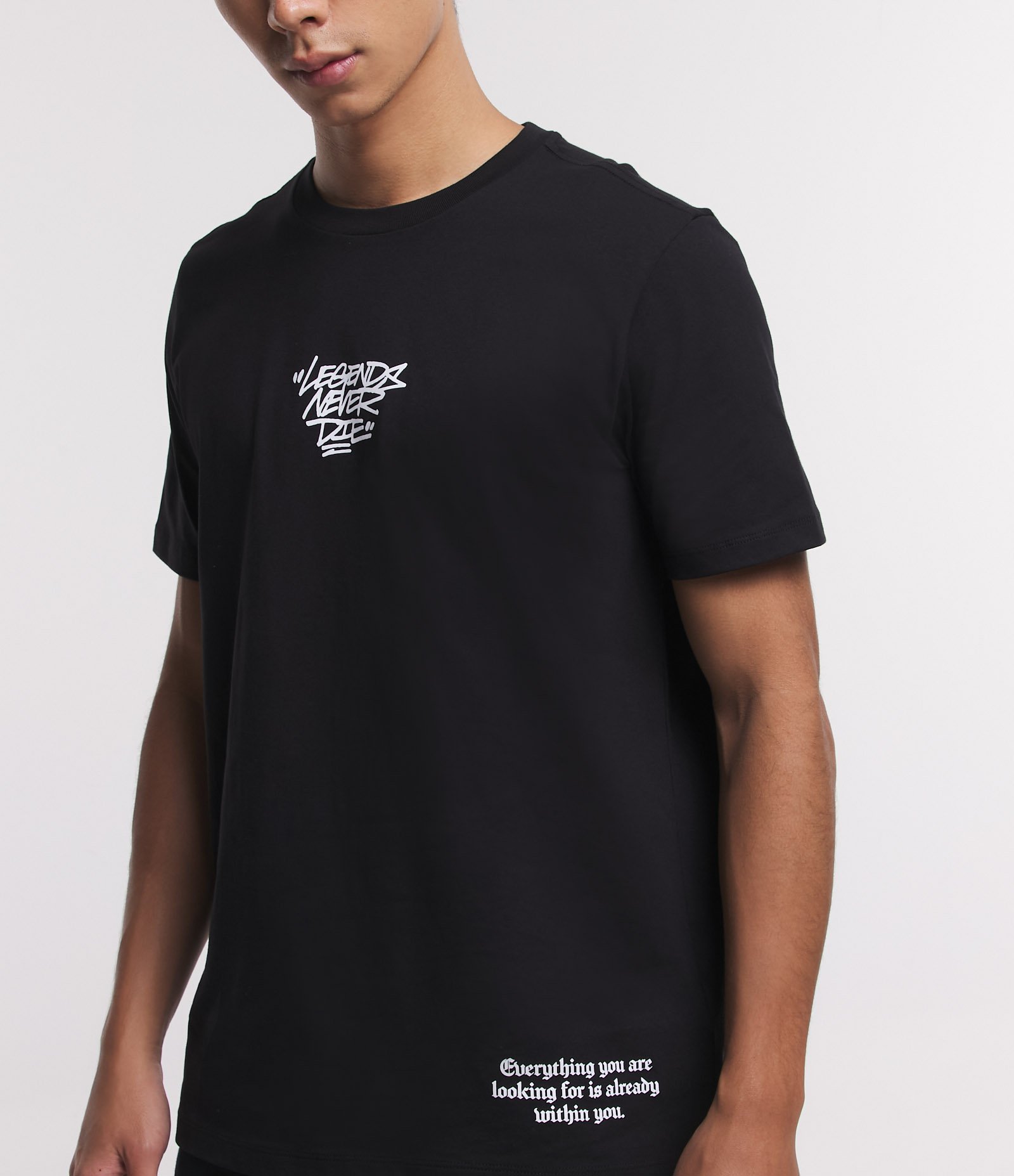 Camiseta Regular em Meia Malha com Lettering Deslocado Legends Never Die Preto 4