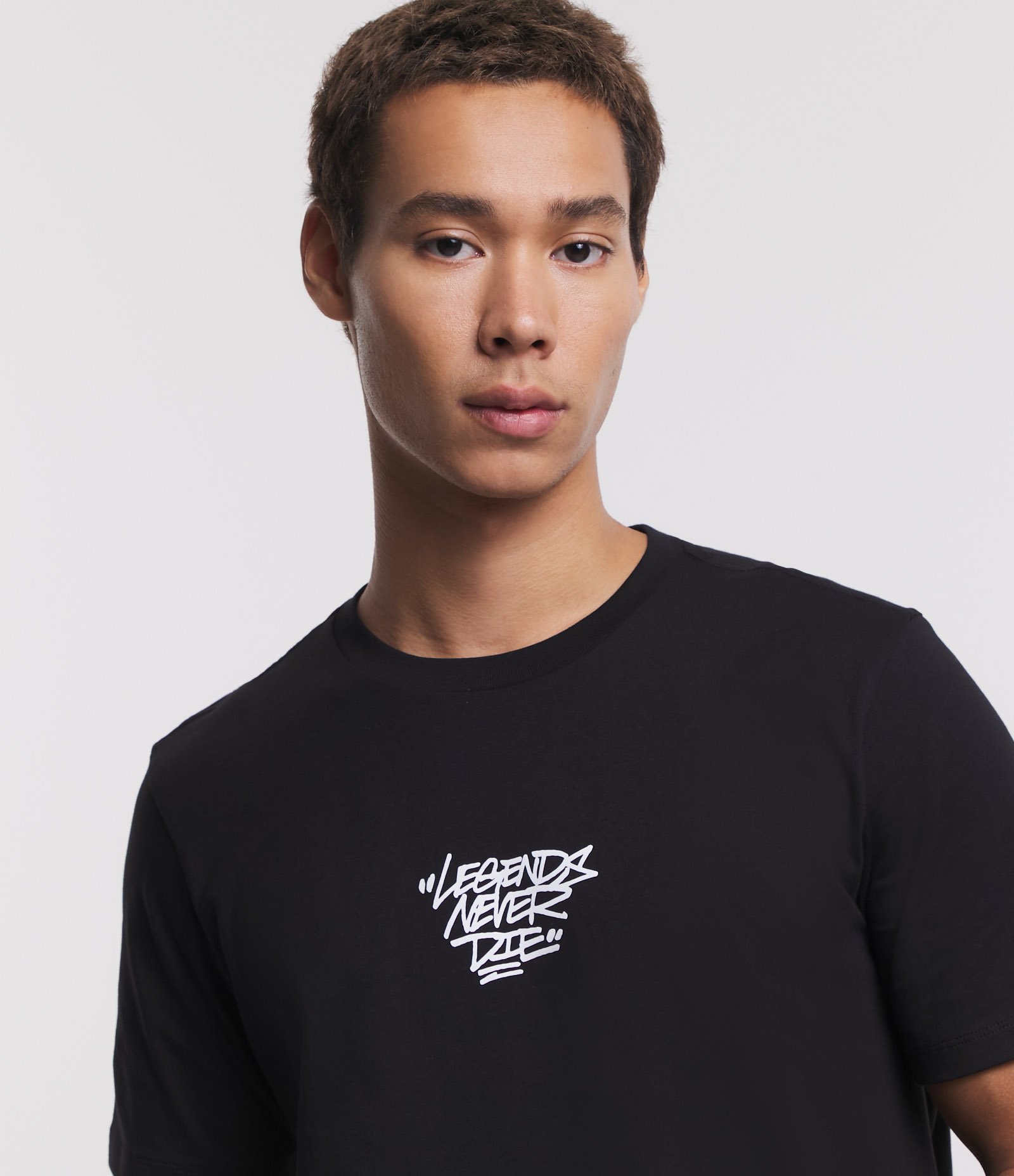 Camiseta Regular em Meia Malha com Lettering Deslocado Legends Never Die Preto 5