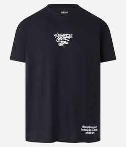 Camiseta Regular em Meia Malha com Lettering Deslocado Legends Never Die