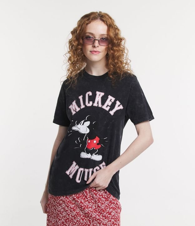 Camiseta Alongada em Meia Malha Marmorizada com Estampa Mickey Preto 1