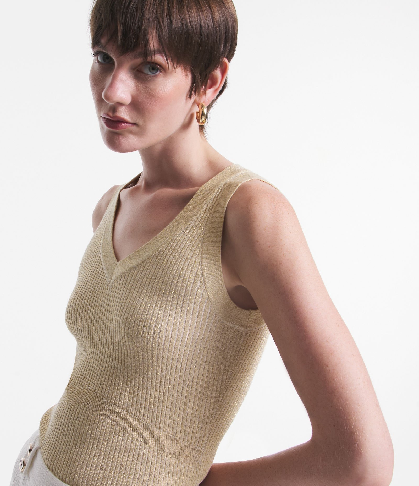Blusa Sem Manga em Viscose Canelada com Fio Metalizado Bege 1