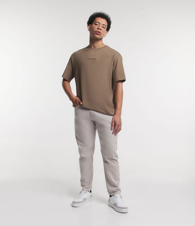 Calça Slim Cropped em Sarja com Bolsos