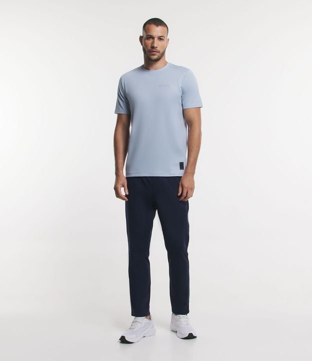 Camiseta Esportiva em Dry Fit com Lettering Athletic e Textura Furadinha Azul Celeste 2