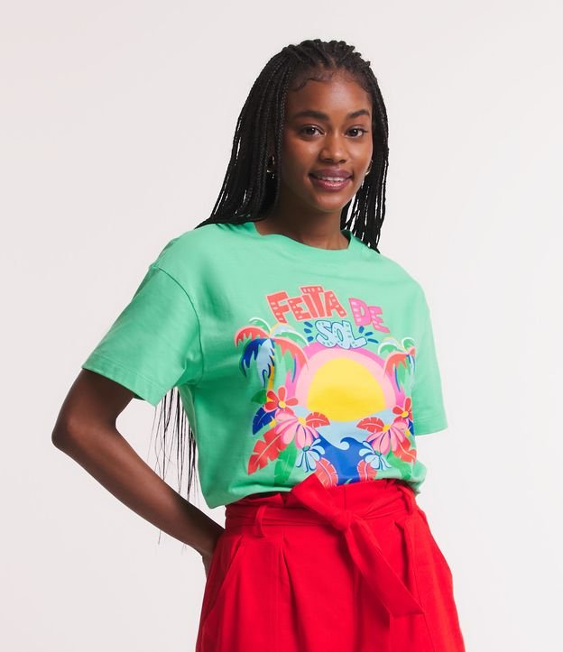 Blusa T-shirt em Meia Malha com Estampa Tropical Feita de Sol Verde 1
