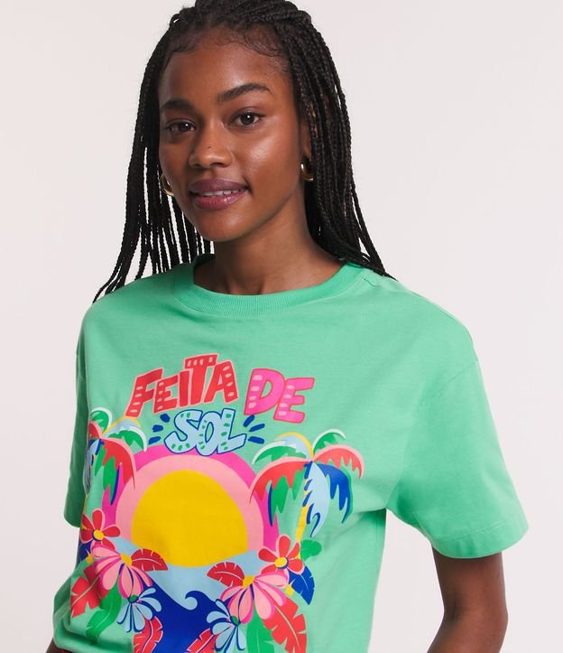 Blusa T-shirt em Meia Malha com Estampa Tropical Feita de Sol Verde 4