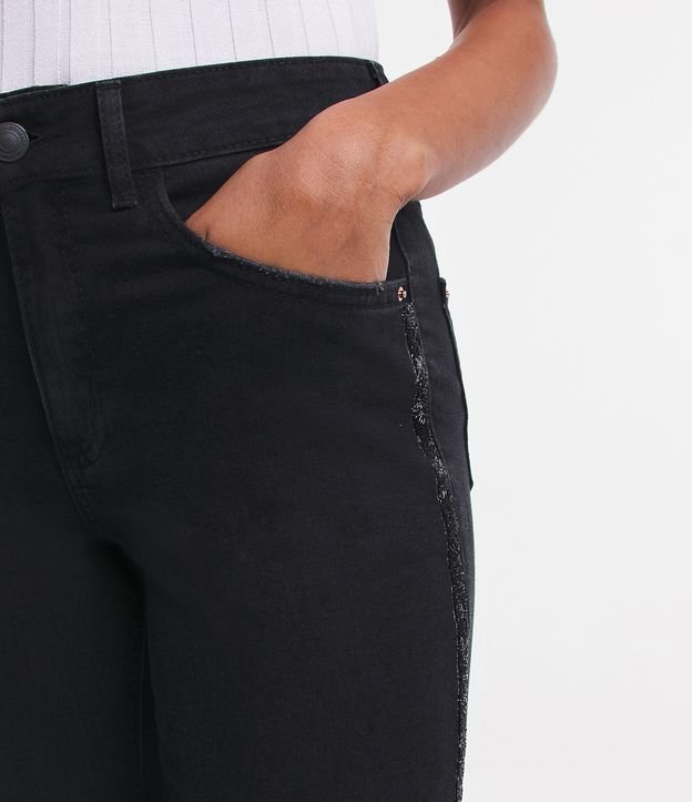 Calça Reta Cintura Média em Jeans com Bolsos e Brilhos Laterais Preto 4