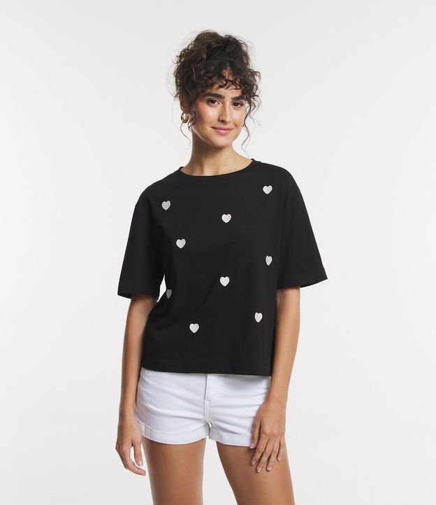 Blusa de malha com bordado de mini corações