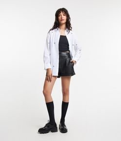 Short Alfaiatado em PU com Pregas e Barra Dobrada