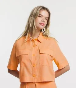 Camisa Cropped Linho com Bolsos de Lapela