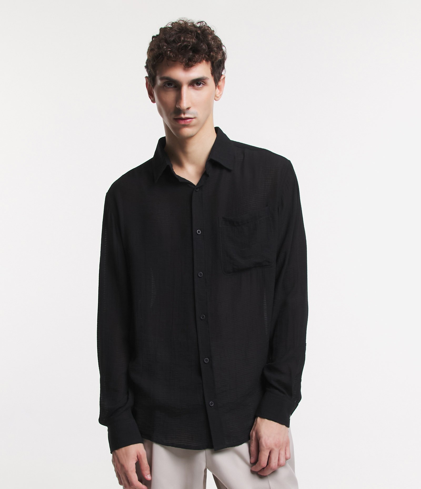 Camisa Fluida em Viscose com Bolso e Texturas Preto 1