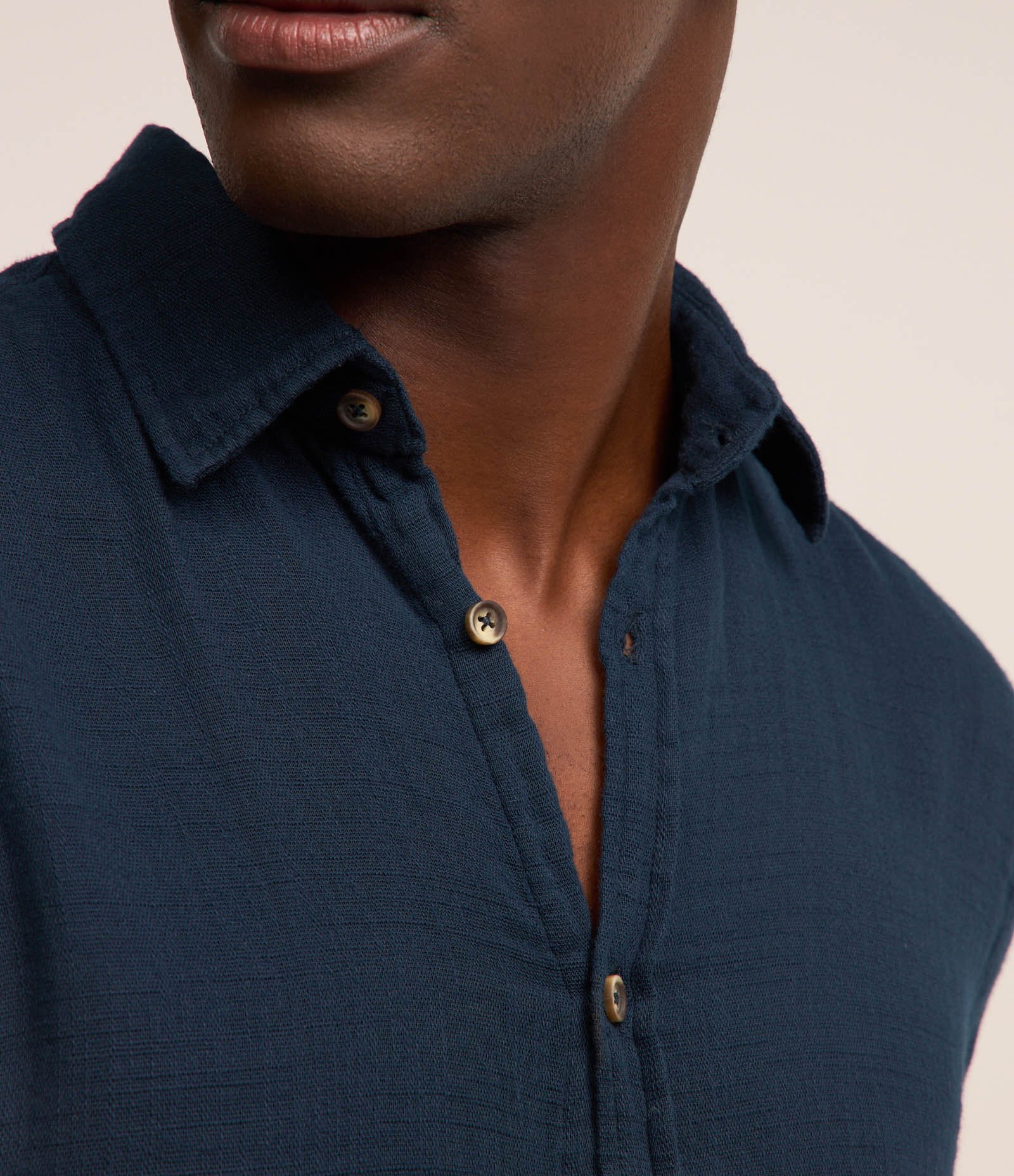 Camisa em Tricoline Plissage com Abotoamento Frontal Azul Escuro 3