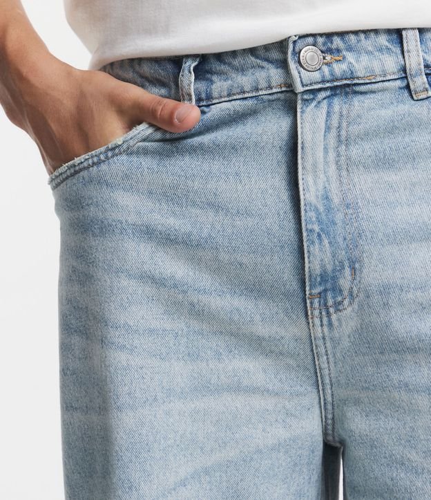 Bermuda Baggy Jeans Alongada com Leves Puídos no Bolso Azul 4
