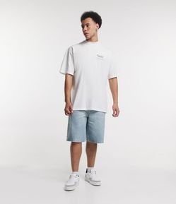 Bermuda Baggy Jeans Alongada com Leves Puídos no Bolso