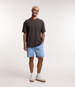 Bermuda Jeans com Cós Elástico e Etiqueta Aplicada