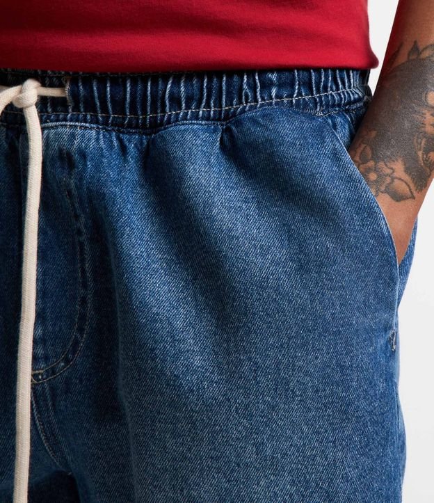 Bermuda Jeans com Cós Elástico Bolsos e Etiqueta Aplicada Azul Médio 4