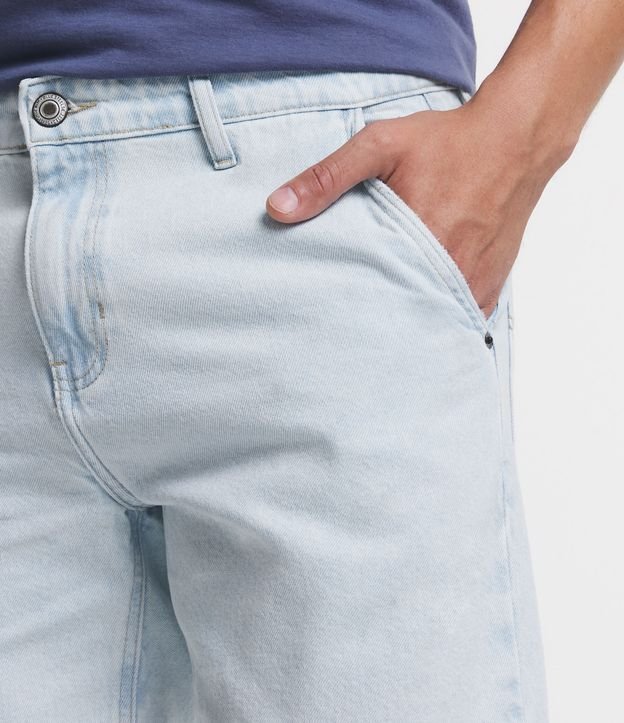 Bermuda Slim Relaxed Jeans com Bolso Faca e Pesponto Contrastante Azul Claro 4