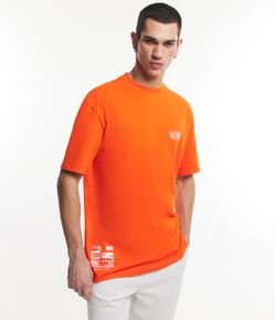 Camiseta Relaxed em Meia Malha com Lettering No Regrets No Tear