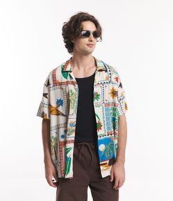 Camisa Relaxed em Viscose com Estampa de Xilogravuras Brasileiras