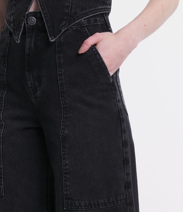 Calça Reta em Jeans com Bolso Carpinteiro e fenda na Barra Preto 4