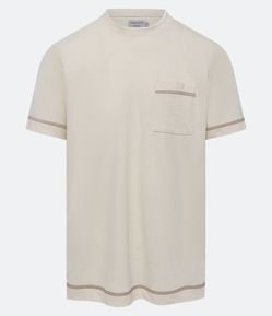 Camiseta Regular em Meia Malha com Bolso e Pesponto Contrastante