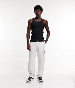 Calça Baggy em Sarja com Bolsos Cargo Laterais