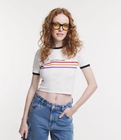 Blusa Cropped em Meia Malha com Estampa em Listras Coloridas e Lettering