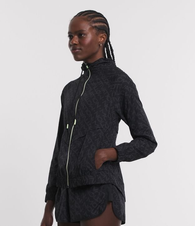 Jaqueta Corta-Vento Esportiva com Lettering Motivation